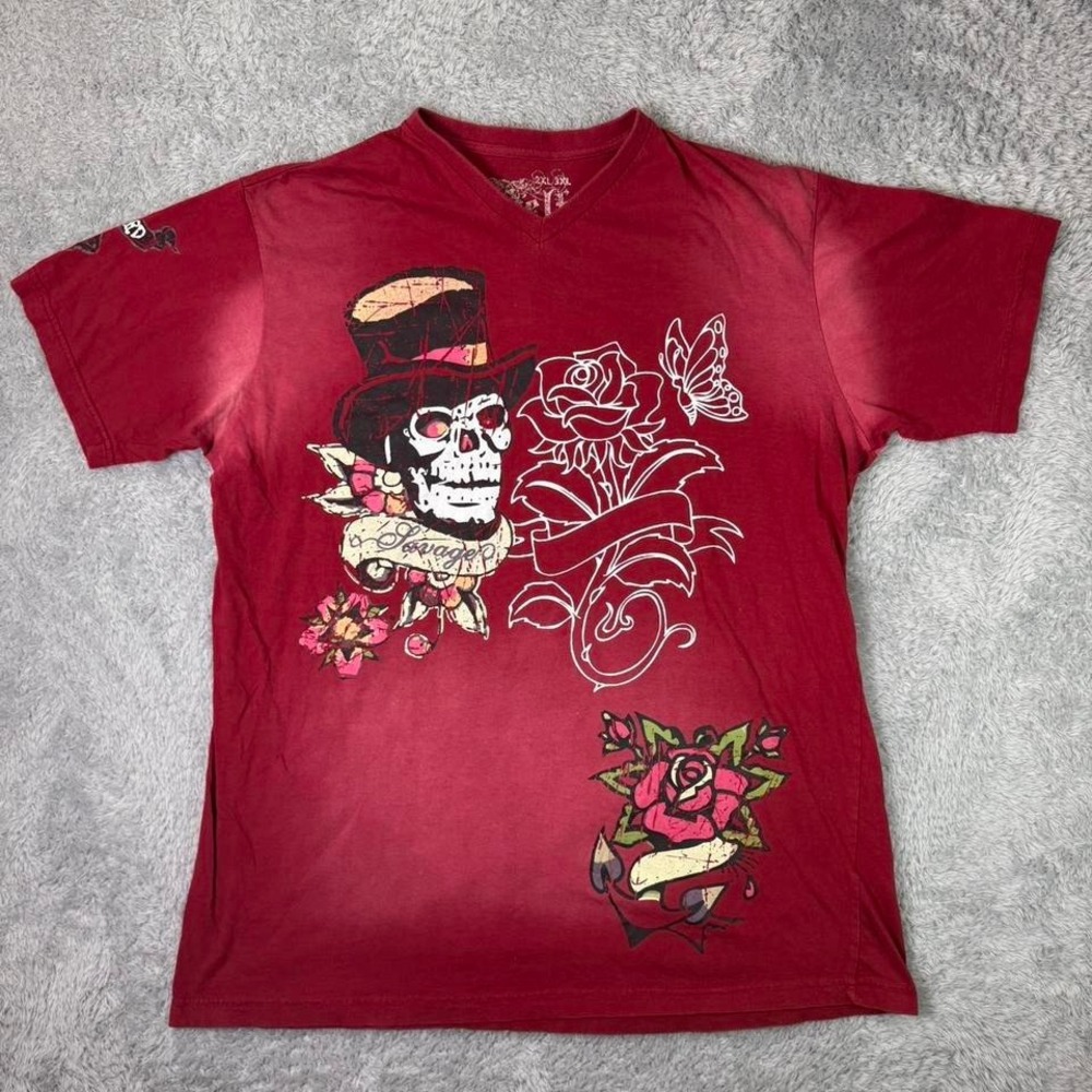 Red & white skull and roses graphic tee